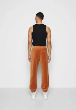 Sean John SCRIPT LOGO ESSENTIAL - Jogginghose - Cognac -Pier One Verkäufe 1b6feb0a049348a9a4887930f5574907