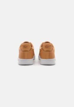 Lacoste CARNABY PRO - Sneaker Low - Tan/white -Pier One Verkäufe ad5d6b0692cc43f8890a158e9d39eeb6