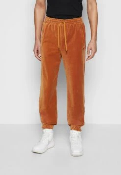 Sean John SCRIPT LOGO ESSENTIAL - Jogginghose - Cognac -Pier One Verkäufe b1cb664b84fd4aedb67b225831691ff9