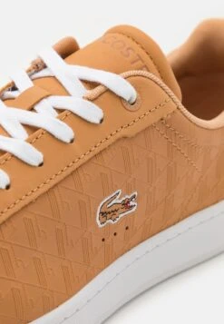 Lacoste CARNABY PRO - Sneaker Low - Tan/white -Pier One Verkäufe e338bd55edce4d988f94190a7a69ef3a
